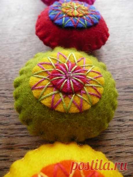 Colorful felt garland (detail) | Het Bovenhuis | Flickr