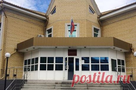 Россиянку осудили за секс с подростком в гостях у подруги. Калининский районный суд приговорил к шести месяцам ограничения свободы местную жительницу за секс с подростком. В марте фигурантка отдыхала в гостях у подруги, они выпивали. Там девушка вступила в интимную связь с потерпевшим. Отмечается, что осужденная не признала вину. Она рассказала, что знает школьника давно.