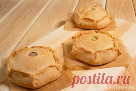 Олеш с курицей | Cakerbaker.ru
Олеш (элеш) — традиционное блюдо татарской кухни. Это порционный пирог чаще всего с начинкой из курицы и картофеля. У нас, в России, эти пирожки еще известны как курники с курицей. Но это не совсем верно. Курник — это пирог, в котором слои начинки разделены блинами. Олеш с курицей зачастую подают с бульоном, приправленном зеленью. Это очень сытное блюдо. Один такой пирожок вполне может заменить целый обед.