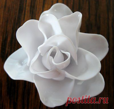 Роза из одноразовых ложек в стиле шеби-шик