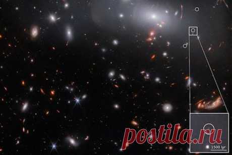 Телескоп Уэбба обнаружил крошечную галактику с интенсивным звездообразованием. Группа ученых под руководством астрономов из Миннесотского университета городов-побратимов обнаружила уникальную крошечную галактику, в которой происходит интенсивное образование новых звезд. Она существовала в ранней Вселенной, всего через 500 миллионов лет после Большого взрыва.