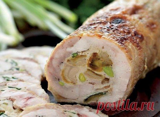 Мастер-класс. Готовим куриный рулет
Фаршированный куриный рулет – блюдо универсальное. Ароматные бутерброды на завтрак, холодная закуска на обед, пикантное горячее на ужин, да и на праздничном столе ему найдется достойное место.
Удалите кончики крыльев. Курицу положите грудкой вверх, проведите ножом параллельно килевой кости сначала с одной стороны, потом с другой и аккуратно отделите от грудки. Не повреждая кожу, подрежьте позвоночник, ребра и тазовые кости. Удалите хребет вместе со всеми кост