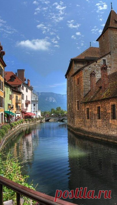 The River Thiou flowing through Annecy in the Rhone Alps of southeastern France • photo: KittyTheWild on Flickr | Sam Farrar Williams приколол(а) это к доске The Mystique of France