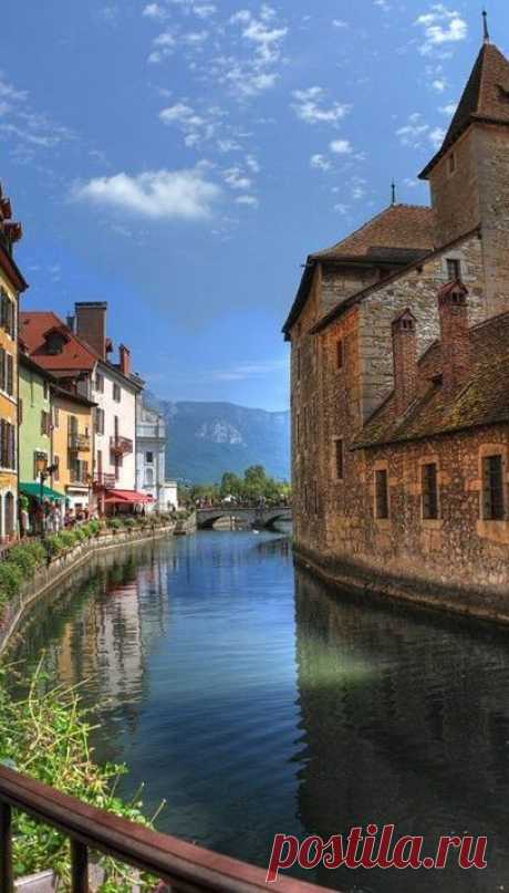 The River Thiou flowing through Annecy in the Rhone Alps of southeastern France • photo: KittyTheWild on Flickr | Sam Farrar Williams приколол(а) это к доске The Mystique of France