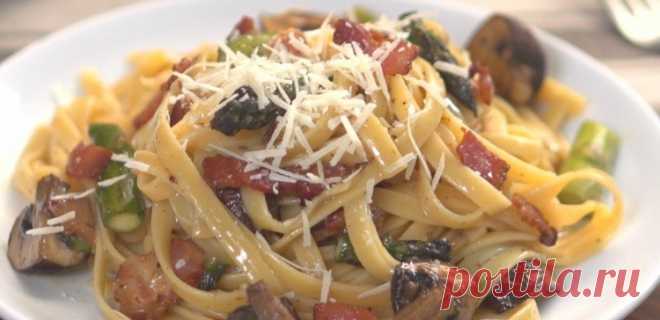 How To Make Roasted Asparagus Mushroom Carbonara | TipHero