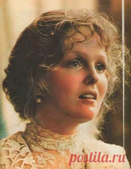 Биография Елена Соловей Заслуженная артистка РСФСР (1981)
Лауреат кинофестиваля в Оксфорде в номинации «Лучшая женская роль» (1980)
Лауреат Каннского кинофестиваля в номинации «Лучшая роль второго плана» (1981)
Народная артистка РСФСР (1990)