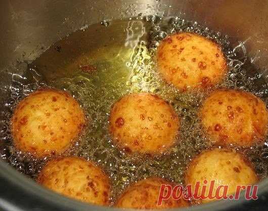 Очень вкусные творожные пончики

Ингредиенты:

500 г домашнего творога
3 сырых куриных яйца
300-400 г муки
домашний ванильный сахар
9-12 столовых ложек сахара
небольшая щепотка соли
1 чайная ложка соды
уксус для гашения соды
сахарная пудра
растительное масло

1. Творог растереть с ванильным сахаром. Куриные яйца смешиваем с солью и сахаром. Соду гасим уксусом и добавляем к яичной массе. Попеременно домешиваем перетертый с ванильным сахаром творог и просеянную пшеничную мук...