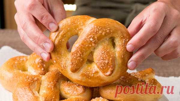 Soft Pretzels ~ Receta Receta con instrucciones en video: ¡Estos Pretzels esponjosos revolucionarán la forma clásica de comer Pan Casero! Ingredientes: 1 1/2 taza de agua tibia, 1 cda. de azúcar, 2 cdtas. de sal, 10 gr. de levadura seca, 620 gr. de Harina, 60 gr. de manteca derretida, Agua c/n, 2/3 tazas de bicarbonato sodio, 1 yema de huevo, Sal gruesa c/n