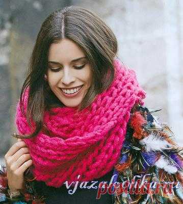 Розовый снуд спицами крупной вязки