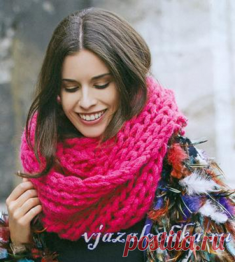 Розовый снуд спицами крупной вязки