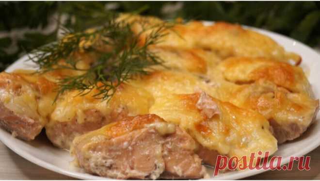 Сказать, что вкусно, значит ничего не сказать...
Горбушу, запеченную таким образом готовить не сложно, но в результате она получается вкусной, СОЧНОЙ, нежной и аппетитной. Пробовали так готовить!?
Рецепт:
Филе горбуши – 400гр.
Луковица – 1шт.
Растительное масло – 3ст.л.
Вода – 100-120мл.
Сыр – 70гр.
Соль – 1/3ч.л.
Приправа для рыбы – 1/3ч.л.
Перец черный молотый – по вкусу
СПОСОБ ПРИГОТОВЛЕНИЯ
Горбушу разделим на филе, нарезаем на порционные кусочки. На противень наливаем ...