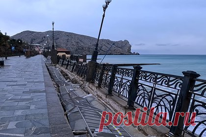 Власти российского города не смогли починить набережную после шторма. Власти российского города Судак не смогли починить набережную после шторма. Местные жители ожидают ремонта с ноября 2023 года. Из-за мощного урагана на набережной оказалась выбита плитка, просел бетон и покосилась ограда. Пострадавший участок оградили, однако ремонтные работы до сих пор не провели.
