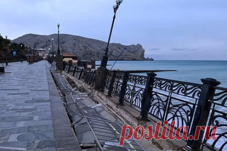 Власти российского города не смогли починить набережную после шторма. Власти российского города Судак не смогли починить набережную после шторма. Местные жители ожидают ремонта с ноября 2023 года. Из-за мощного урагана на набережной оказалась выбита плитка, просел бетон и покосилась ограда. Пострадавший участок оградили, однако ремонтные работы до сих пор не провели.