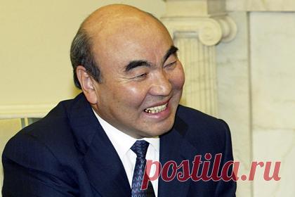 С бывшего президента Киргизии сняли обвинения по делу «Кумтора». С бывшего президента Киргизии Аскара Акаева сняли обвинения по делу о разработке золоторудного месторождения «Кумтор». Соратник экс-главы государства Бекболот Талгарбеков заявил, что уголовное дело прекращено за отсутствием состава преступления. Экс-президент прилетал в Бишкек на допрос в августе и декабре.