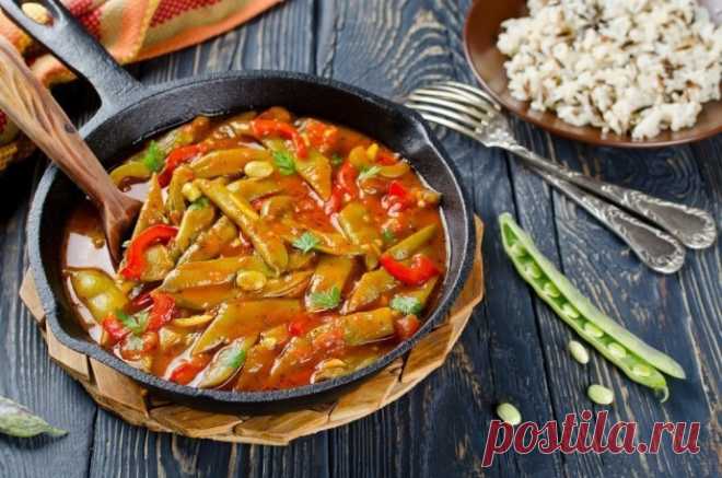Стручковая фасоль в томатном соусе с овощами