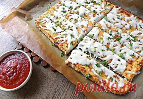 «Хлебные» палочки
на 100 грамм - 94.92 ккал, Б/Ж/У - 6.98/6.11/5.52 
Ингредиенты: 
Цветная капуста 450 г
Яйца 2 шт.
Сыр (моцарелла для пиццы)120 г
Мука (овсяная) 1 ст.л.
Специи (орегано сушёный) ½ ч.л.
Базилик (сушёный)½ ч.л.
Разрыхлитель ½ ч.л.
Соль ¼ ч.л.
Приготовление: 
1. Разогрейте духовку до 200 градусов. Противень застелите бумагой для выпечки.
2. Разделите цветную капусту на соцветия и отварите до готовности.
3. Измельчите капусту блендером или в кухонном комбайне. Если будет лишняя жи