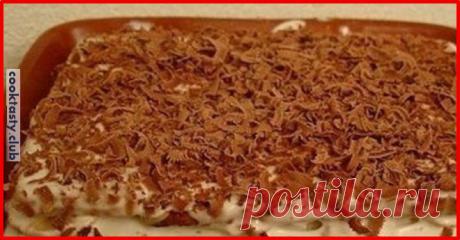 Торт из печенья «Неженка» . Милая Я Ингредиенты 2 пачки сахарного печенья 5-6 бананов пол-литра сметаны 1 стакан сахара 300 мл молока киви, клубника, апельсин — количество по желанию (для того, чтобы украсить тортик) шоколадка Рецепт приготовления Сметану взбиваем с сахаром, добавляем порезанные кружками бананы. Печенье вымачиваем предварительно в молоке (всего пару секунд), после чего начинаем с него выкладывание слоями торта. На блюдо кладем слой печенья, сверху сметану ...