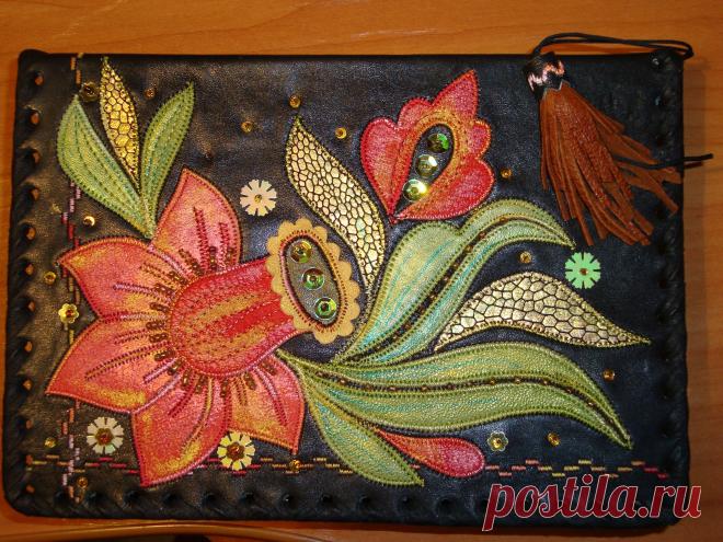 Обложка для книг из натуральной кожи, декор декоративная строчка, аппликация, бисер, пайетки.