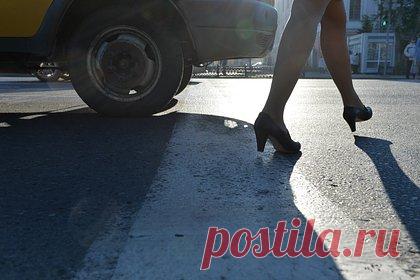 Россиянка вышла замуж ради аннулирования дорожных штрафов. В Пермской области местная жительница вышла замуж и сменила фамилию, чтобы избежать оплаты 71 штрафа за нарушение правил дорожного движения. По данным ведомства, женщина не хотела платить накопившиеся штрафы и избегала встречи с приставами, которые приходили к ней домой.