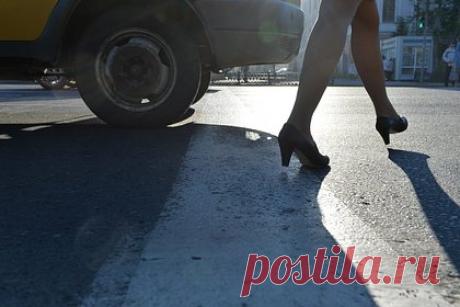 Россиянка вышла замуж ради аннулирования дорожных штрафов. В Пермской области местная жительница вышла замуж и сменила фамилию, чтобы избежать оплаты 71 штрафа за нарушение правил дорожного движения. По данным ведомства, женщина не хотела платить накопившиеся штрафы и избегала встречи с приставами, которые приходили к ней домой.