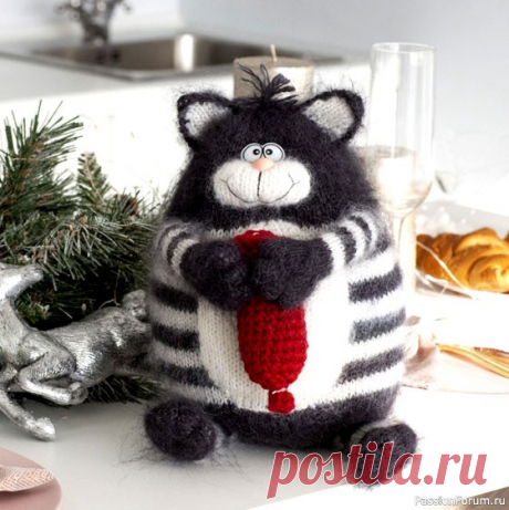 Вяжем котика спицами. Описание | Разнообразные игрушки ручной работы Вяжем котика спицамиРуководство по вязанию спицами котикаТуловищеВяжем донышкоНабрать 8 петель (вязание на круговых спицах) 1 ряд лицевыми, далее прибавки вкаждом четном ряду 6 петель 3 раза, затем 8 петель 3 раза, затем 10 петель 3раза. Далее прибавить 6 петель 2 раза. Получился круг в...