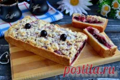 Тертый пирог с ягодами - рецепт с фото Тертый пирог с ягодами - простая и вкусная выпечка, которую можно предложить своим родным к вечернему чаю. Готовится пирог не сложно. Ягоды можно использовать и свежие, и замороженные, можно - густое варенье. Попробуйте, пирог отличный! Ингредиенты