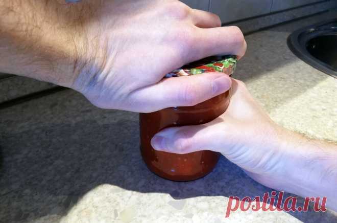 Как за 5 секунд голыми руками открыть любую банку с соленьями. Нашел лучший способ, не портит крышки. | ПРОСТЫЕ ХИТРОСТИ | Яндекс Дзен