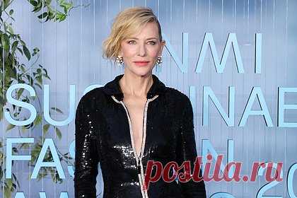 53-летняя Кейт Бланшетт появилась на публике в платье с глубоким декольте. Австралийская актриса Кейт Бланшетт вышла в свет в откровенном образе и привлекла внимание фотографов. 53-летняя знаменитость стала гостьей церемонии вручения наград Sustainable Fashion Awards 2022. Телезвезда появилась на публике в блестящем черном платье бренда Giorgio Armani с глубоким декольте.