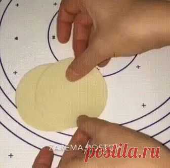 Манты в обычной кастрюле или в сковородке! Манты в обычной кастрюле или в сковородке! Очень удобно тем у кого маленькая семья! И ещё так даже вкусней!
.
Ингредиенты:
Начинка
Фарш-300 гр
Лук -150 гр
Соль,чёрный перец 
Растительное масло-1 ст ложка
Немного тёплой воды для сока.
Тесто:
Вода -500 мл 
Мука -800-1000 гр 
Яйцо-1 шт 
Масло растительное-1 ст ложка 
Зажарка
Лук-2 шт
Помидор-2 шт
Масло-50 гр.
Тесто замешиваем и даём отдохнуть 30 минут в пакете.Лук мелко режем и с ост...