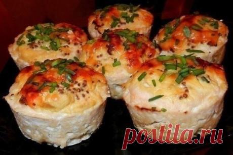 Сочные куриные котлетки. 
Ингредиенты: 
500 грамм куриного фарша 
1 зеленое кисло-сладкое яблоко 
1 небольшая луковица 
1 яйцо 
2-3 ст. ложки манной крупы 
3–4 ст. ложки сметаны 
2 ч. ложки горчицы в зернах 
100 гр. тертого сыра 
соль, перец 
Приготовление: 
1.Яблоко и луковицу очистить, измельчить и добавить в фарш, посолить-поперчить, добавить манку, яйцо и тщательно перемешать. Оставить массу