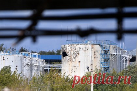 Описаны разрушения после предполагаемого падения БПЛА на нефтезавод в Петербурге. После предполагаемого падения дрона на нефтеперерабатывающий завод «Невский мазут» в Санкт-Петербурге разрушена семиметровая стена административного здания. Осколками посечены кабины и выбиты стекла у припаркованных на заводе большегрузов Scania. Также повреждены цистерны для перевозки горюче-смазочных материалов.