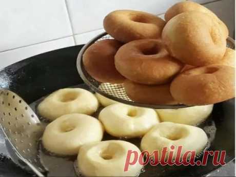 Самые вкусные пончики
Это самые вкусные пончики... которые я ела!
Уже 2 раза их делала - обалденные! Мягенькие , прямо воздушные, с хрустящей корочкой! Начинку можно любую класть, мне очень понравилось с инжировым повидлом, а еще будет вкусно со свежей малиной, перетертой с сахаром, можно с заварным кремом, как у автора...
Тесто:
Молоко - 500 мл.
Яйца - 2 шт.
Масло сл. или маргарин - 125гр.
Сахар - 2 ст.л. + 1ч.л.
Соль - 1,5 ч.л.
Дрожжи сухие - 11 гр. (пакетик)
Вода тёплая - 0,5 ст.
М