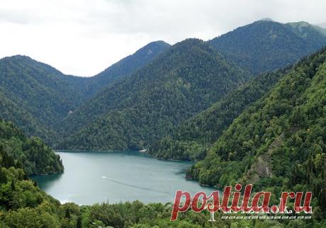 В этой статьи я расскажу про озеро Рица в Абхазии — где находится, фотографии, как доехать до озера. Рица славится кристальной чистотой и уникальным цветом воды.