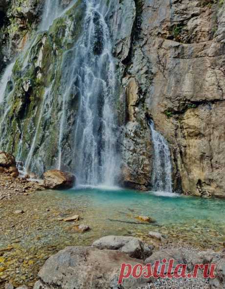 Абхазия «Гегский Водопад»

Жемчужина абхазской природы, Гегский водопад, поражает своим мощным потоком, падающим с семидесятиметровой высоты. Находится это чудо природы в живописном месте — на склоне Гагрского хребта, на отметке 530 метров над морем. Он берёт начало из подземных вод реки Гега и обрушивается в её долину всего в шести километрах от слияния с рекой Юпшара.

#ОтельвАбхазии
