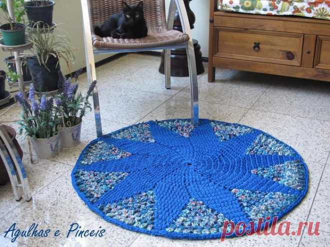 КРУГЛЫЙ КОВРИК ИЗ РЕЗАНОЙ ТКАНИ КРЮЧКОМ.