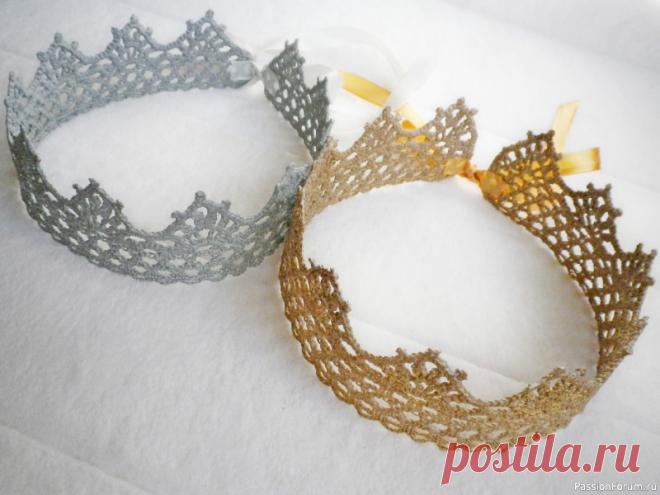 Вязаная праздничная корона. Видео МК | Вязаные крючком аксессуары Совсем скоро мы будем встречать Новый год, и уже сейчас пора задуматься о нарядах и аксессуарах для этого яркого праздника. Я предлагаю связать корону крючком, она подойдёт и девочке, и мальчику, если сделать её не на лентах, а на пуговице. А можно устроить "фэмили луук" и связать короны...