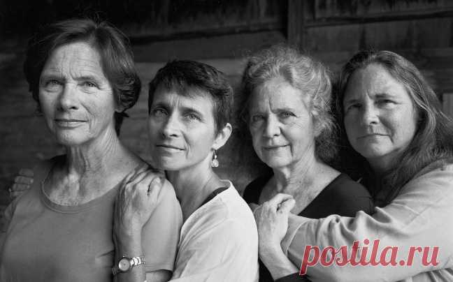 Один год — одна фотография. 4 сестры на протяжении 40 лет снимались для семейного альбома, который стал известен на весь мир. Они дали друг другу обещание: даже если судьба раскидает их по разным уголкам света, каждый год встречаться и делать 1 семейную фотографию. И каждый год на протяжении 40 лет они его сдерживали.