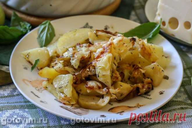 Картошка с яблоками и сыром в духовке. Рецепт с фото Мы уже запекали мясо с картошкой и яблоками, но оказалось, что и без мяса это сочетание продуктов достойно того, чтобы вы обратили внимание на это блюдо. Обязательно выбирайте кислые или кисло-сладкие яблоки, потому что именно они дают готовому рагу приятную кислинку. Не игнорируйте пряности, они здесь играют немаловажную роль, добавляя не только аромат, но и чуточку меняя вкус, делая печеные яблоки и картофель еще вкуснее. 

