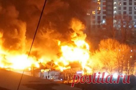 В Москве загорелся автосервис. На улице Декабристов в московском районе Отрадное загорелся автосервис. Об этом сообщает Telegram-канал SHOT. Отмечается, что вокруг слышны взрывы. Площадь возгорания составляет 1500 квадратных метров. Спасателям удалось спасти трех человек, которых экстренно передали медикам. Информация о погибших не поступала.