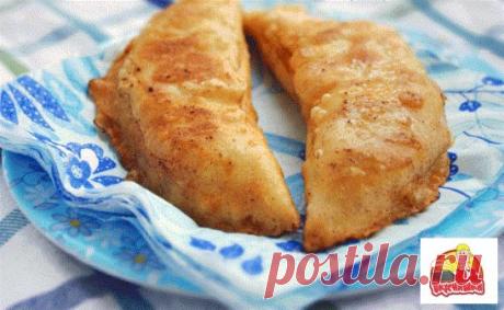 Чебуреки «Крымские»
В далёком 2001 году отдыхала я со своей семьёй в Крыму, там на пляжу одна бабушка продавала, просто обалденные чебуреки, которыми мы не могли накушаться, тесто было непередаваемо вкусным.
Приехав домой, я начала штудировать интернет в поисках похожего рецепта чебурек, ох сколько я тогда рецептов перепробовала, но всё было не то. И вот отчаявшись уже найти нужный рецепт, я наткнулась на ещё один не