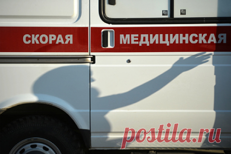 Трехлетний россиянин погиб под косилкой убиравшего траву трактора. В городе Карасук Новосибирской области трехлетний ребенок погиб под косилкой трактора, убиравшего траву. Следствием установлено, что водитель за рулем трактора косил траву на обочине улицы и не заметил ребенка. Возбуждено уголовное дело по статье о нарушении правил безопасности, повлекшем смерть по неосторожности.
