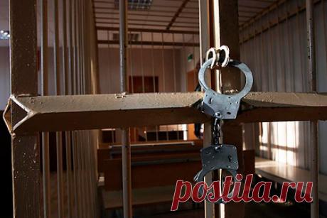 Россиянин облил сестру бензином во время ссоры и поджег ее. В Ямало-Ненецком автономном округе в городе Тарко-Сале пьяный россиянин облил бензином сестру и поджег ее. 19-летняя девушка скончалась. По данным ведомства, ЧП произошло во дворе жилого дома около пяти утра в апреле 2020 года. Днем россиянин позвонил в полицию и заявил, что нашел сестру в квартире мертвой.