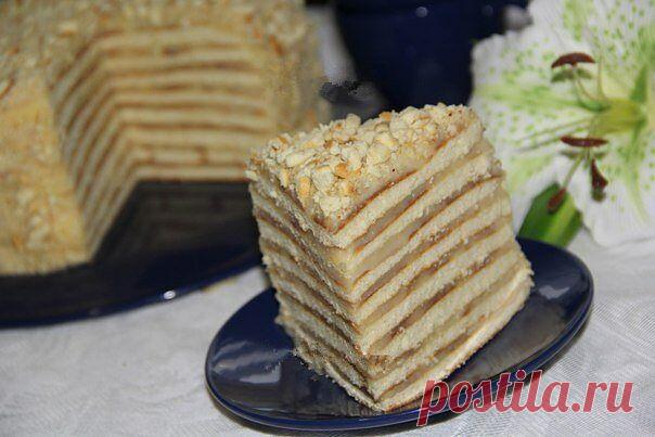 Самый простой и очень слааадкий тортик на сковороде.
Хозяюшки, готовьте!

Ингредиенты:

Для коржей: 
мука - 600 г (+/-); 
сгущённое молоко - 1 банка; 
яйцо - 1 шт.; 
сода гашеная или разрыхлитель - 1 ч. л. 
Для крема: 
молоко - 750 мл; 
масло сливочное - 200 г; 
сахар - 300 г; 
яйцо - 2 шт.; 
мука - 5 ст. л.; 
ванильный сахар - 12 г; 
орехи - 0,5 стакана (у меня арахис). 

Приготовление:
 
В миску вылить сгущёнку, добавить яйцо, просеянную муку и разрыхлитель. Замесить эла...