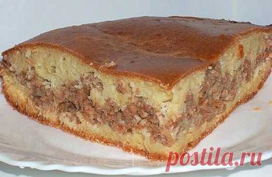 Пирог с мясом «Легче не бывает»
Его приготовление займет всего минут 10, а результат получите превосходный. Пирог с мясом легче не бывает выручит в любой ситуации.
Ингредиенты: 
2 яйца; 
0.5 ч. л. соли; 
1 ст. муки; 
1 ст. кефира; 
1 ч. л. соды. 
Начинка: 
300 г фарша; 
2-3 луковицы, порезать кубиками;
соль, перец — по вкусу.
ПРИГОТОВЛЕНИЕ:
1. Кефир перемешиваем с содой и оставляем минут на 5.
2. Затем добавляем остальные ингредиенты и хорошо перемешиваем.
3. Смазываем форму маслом,