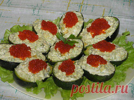 Закуска из авокадо с рыбой и икрой / Простые рецепты