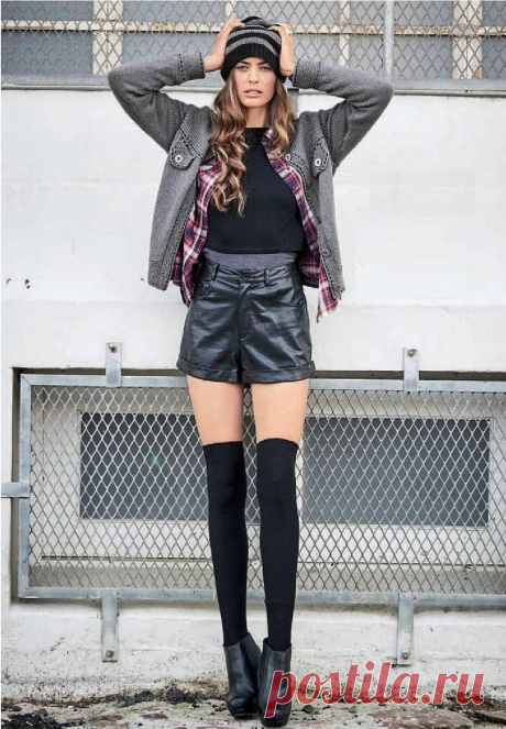 МОДНАЯ ВЯЗАНАЯ КУРТКА

Размеры куртки: 36-38 (40-42). 

Вам потребуется: 650 (700) грамм меланжевой серой и для вышивки 50 грамм черной пряжи, состоящей из 53% мериносовой шерсти, 47% хлопка; длиной нити 95 метров в 50 граммах; спицы № 4; круговые спицы № 4; 7 металлических пуговиц под состаренное серебро. 

Декоративные убавки: с правого края = кромочная, 1 лицевая, 2 петли провязать вместе лицевой. С левого края = 2 петли провязать вместе лицевой с наклоном влево (= 1 пе...