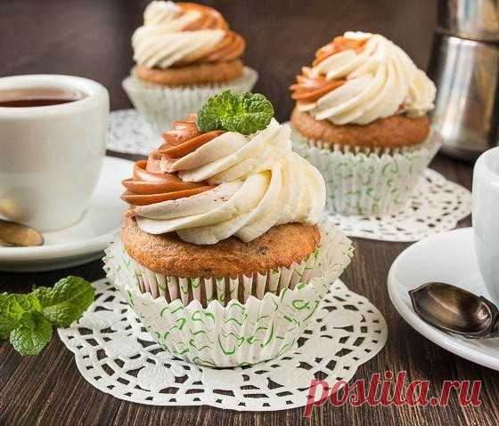 Банановые капкейки с двумя кремами.