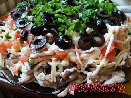 6 салатов с куриным филе! 1. Салат с курицей Ингредиенты: - отварное куриное филе – 300 г - фасоль (отварная или консервированная) – 200 г - сыр (твёрдый) – 150 г - кукуруза (консервированная) – 400 г - маринованные огурцы – 3-4 шт. - чёрный хлеб – 3 ломтика - чеснок – 1 долька - соль, майонез, пучок петрушки Приготовление: 1. Чеснок очистить, натереть на мелкой тёрке или пропустить через пресс. 2. Ломтики чёрного хлеба натереть солью и чесноком, нарезать кубиками и подсушить на сковороде без…