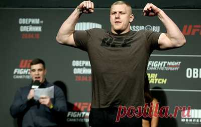 Павлович не смог завоевать временный чемпионский титул UFC в тяжелом весе. Россиянин проиграл англичанину Тому Аспиналлу нокаутом в первом раунде