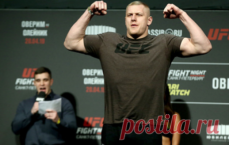 Павлович не смог завоевать временный чемпионский титул UFC в тяжелом весе. Россиянин проиграл англичанину Тому Аспиналлу нокаутом в первом раунде